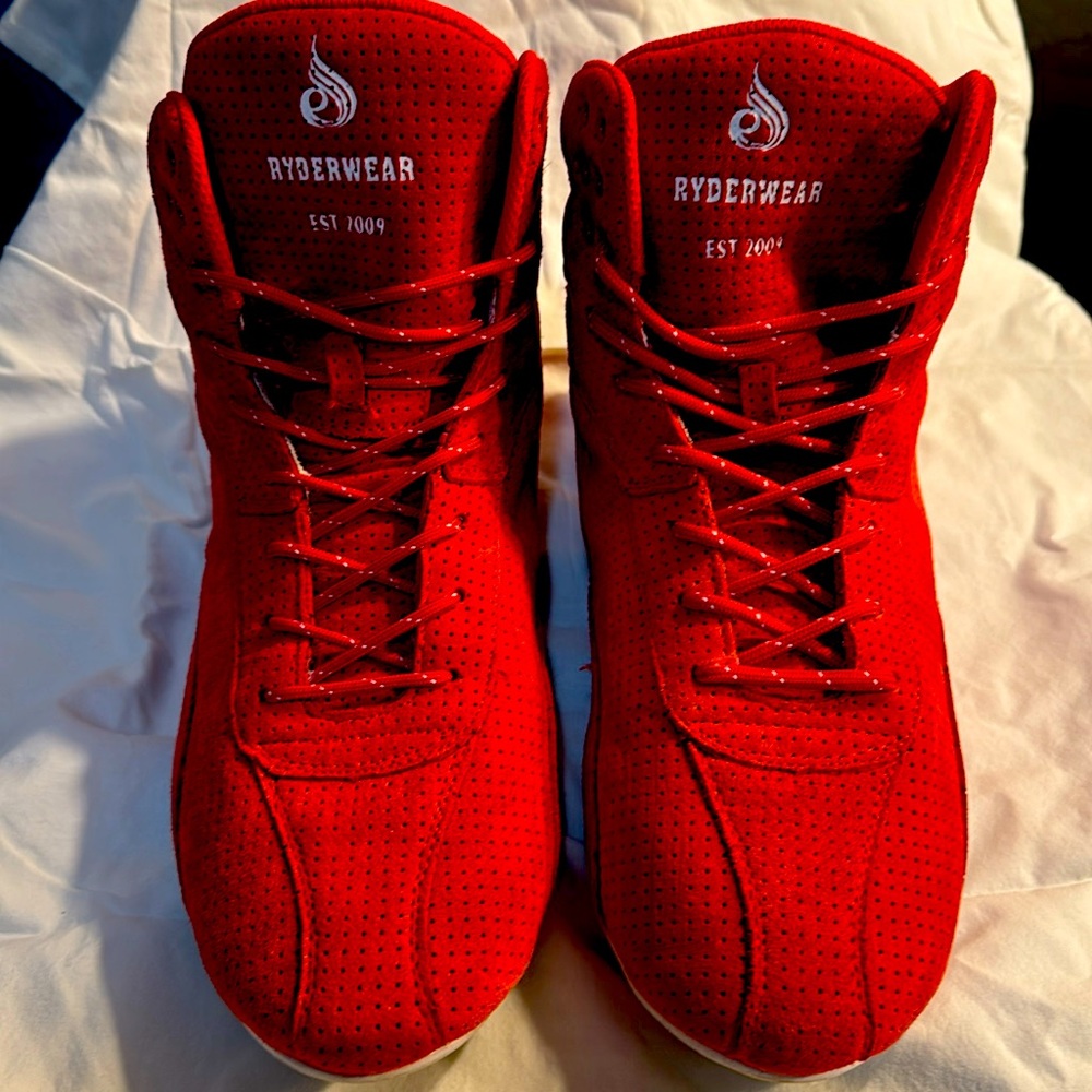 Men’s size 11 red Ryderwear lifting shoes.